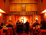 KOMB zahajuje adventní koncerty v dřevěném kostelíku