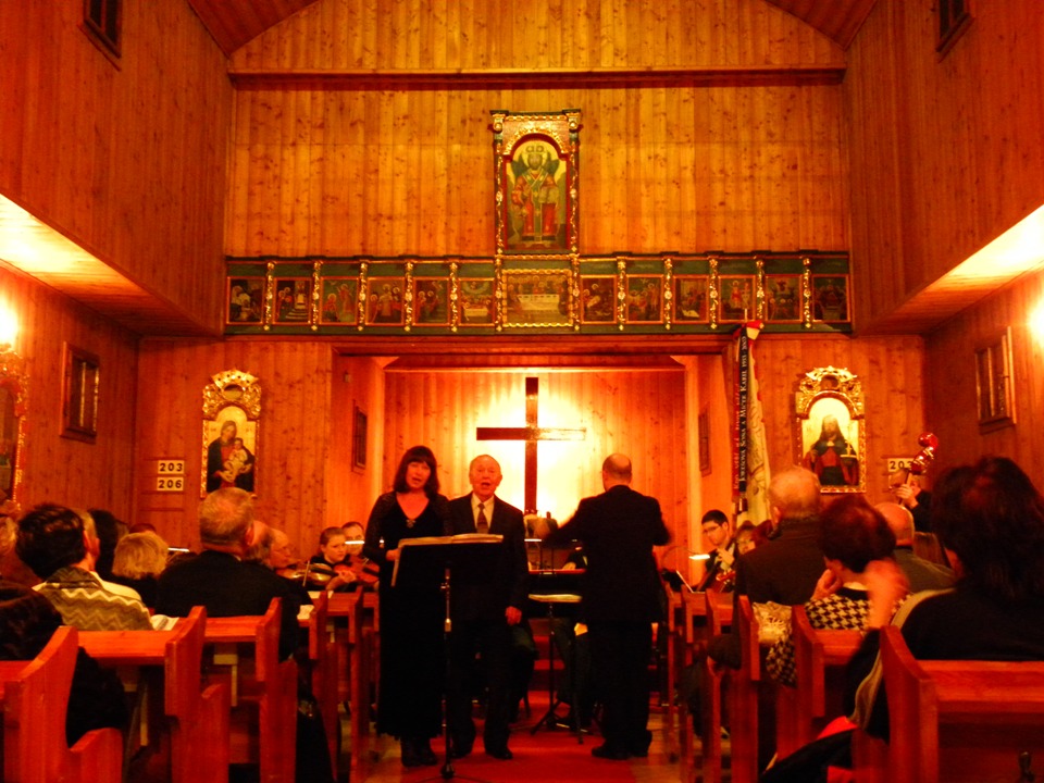 KOMB zahajuje adventní koncerty v dřevěném kostelíku