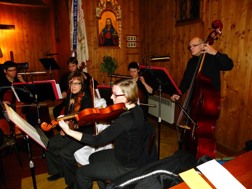 KOMB zahajuje cyklus adventních koncertů v dřevěném kostelíku