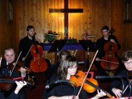 KOMB zahajuje cyklus adventních koncertů v dřevěném kostelíku